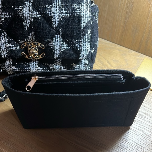 ❌SOLD❌✨Chanel 19 Quilted Houndstooth Tweed Medium Flap Bag. COA included. - Picture 10 of 12